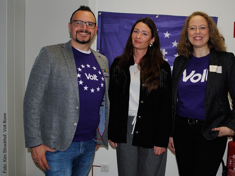 v.l.n.r.: Marcel Landsberg, Frances Noltekuhlemann, Valeska Huland auf dem Neujahrsempfang in Hennef (Foto: Kim Struckhof, Volt Bonn)