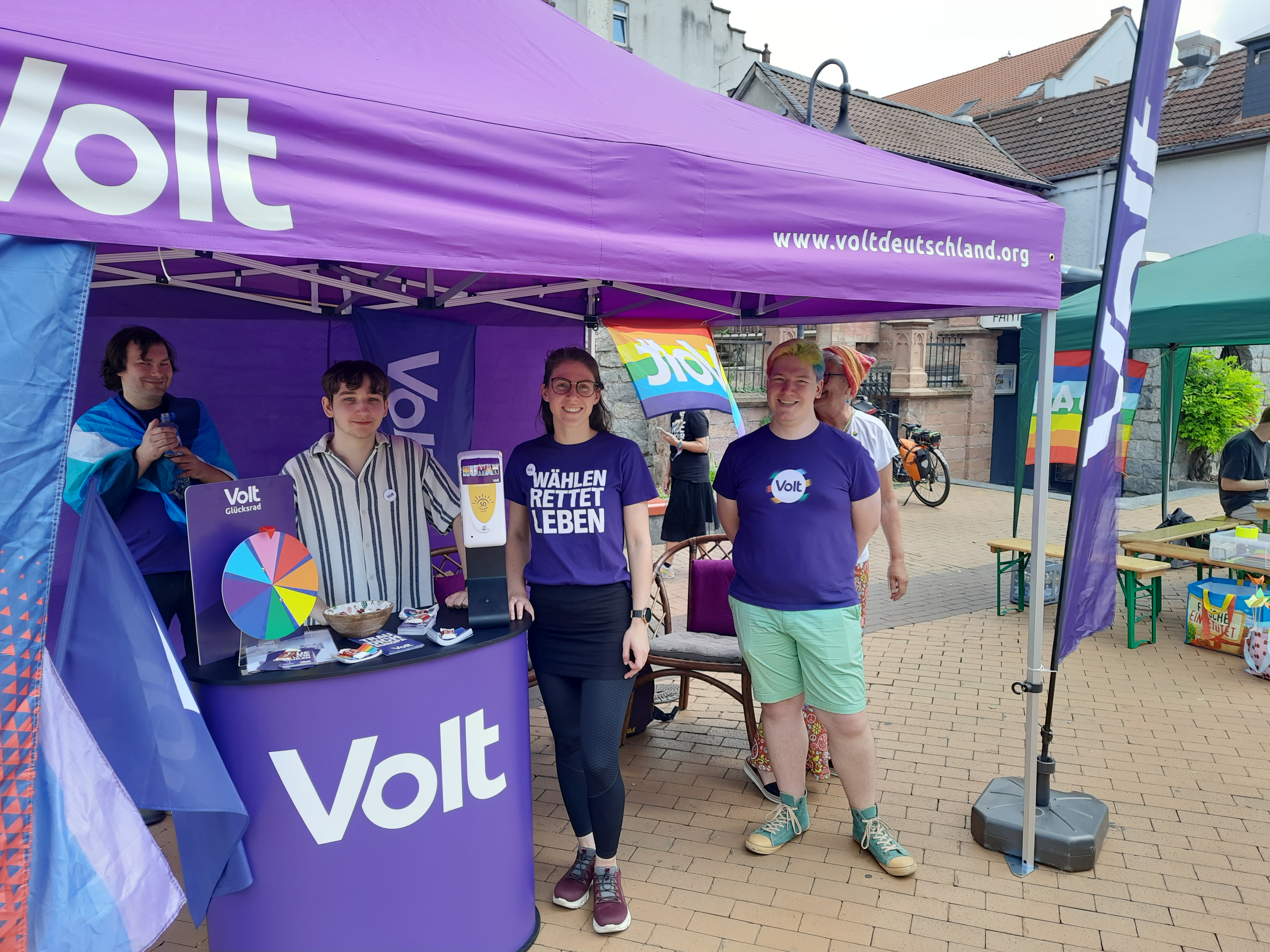 Personen von links nach rechts: Richard Schiemann (Volt Mitglied aus Darmstadt), Michael Meyer (Volt Mitglied aus dem Landkreis Darmstadt-Dieburg), Eva Filz (Local Lead von Volt Bergstraße), Thomas Berndt (Mitglied von Volt Mannheim)