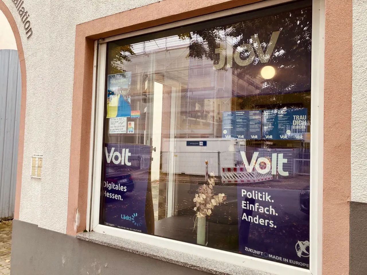 Fensterfront der Volt-Geschäftsstelle in der Magdalenenstraße in Darmstadt