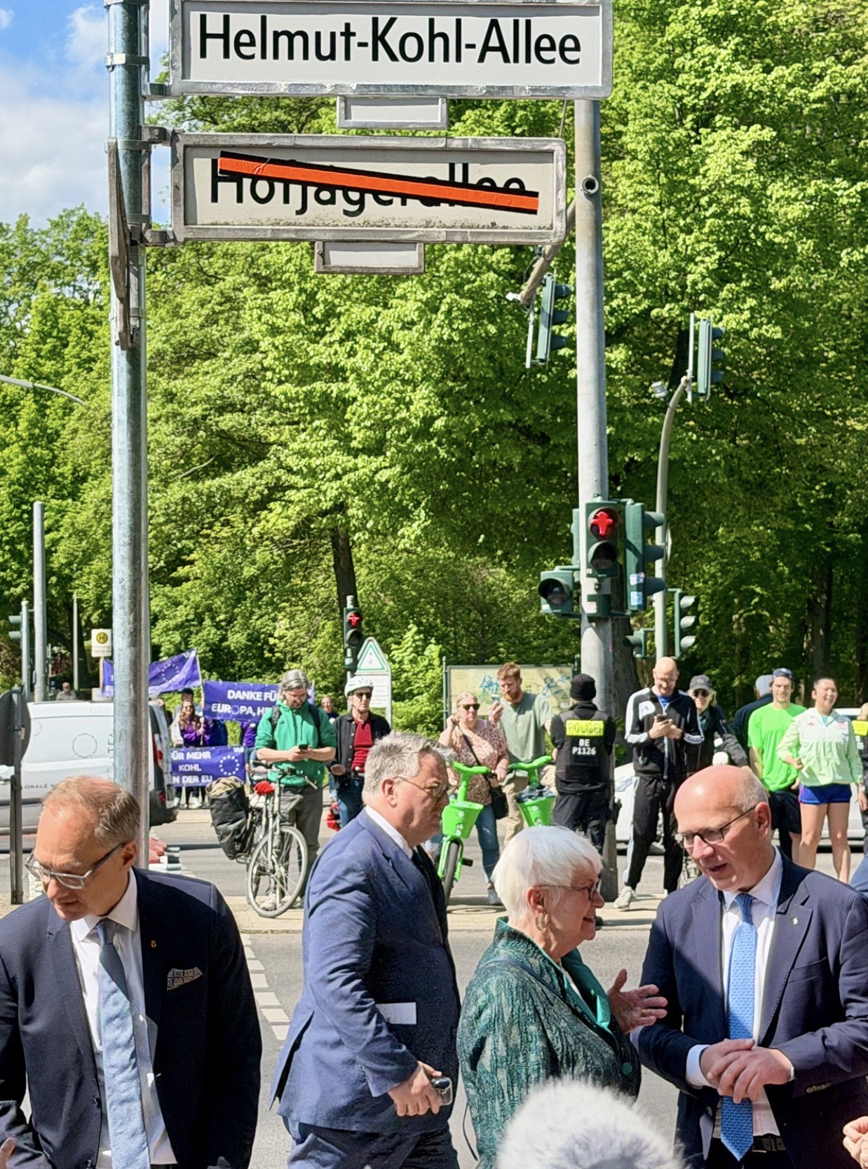 Besucher*innen bei der Umbenennung der Hofj&auml;gerallee in Berlin