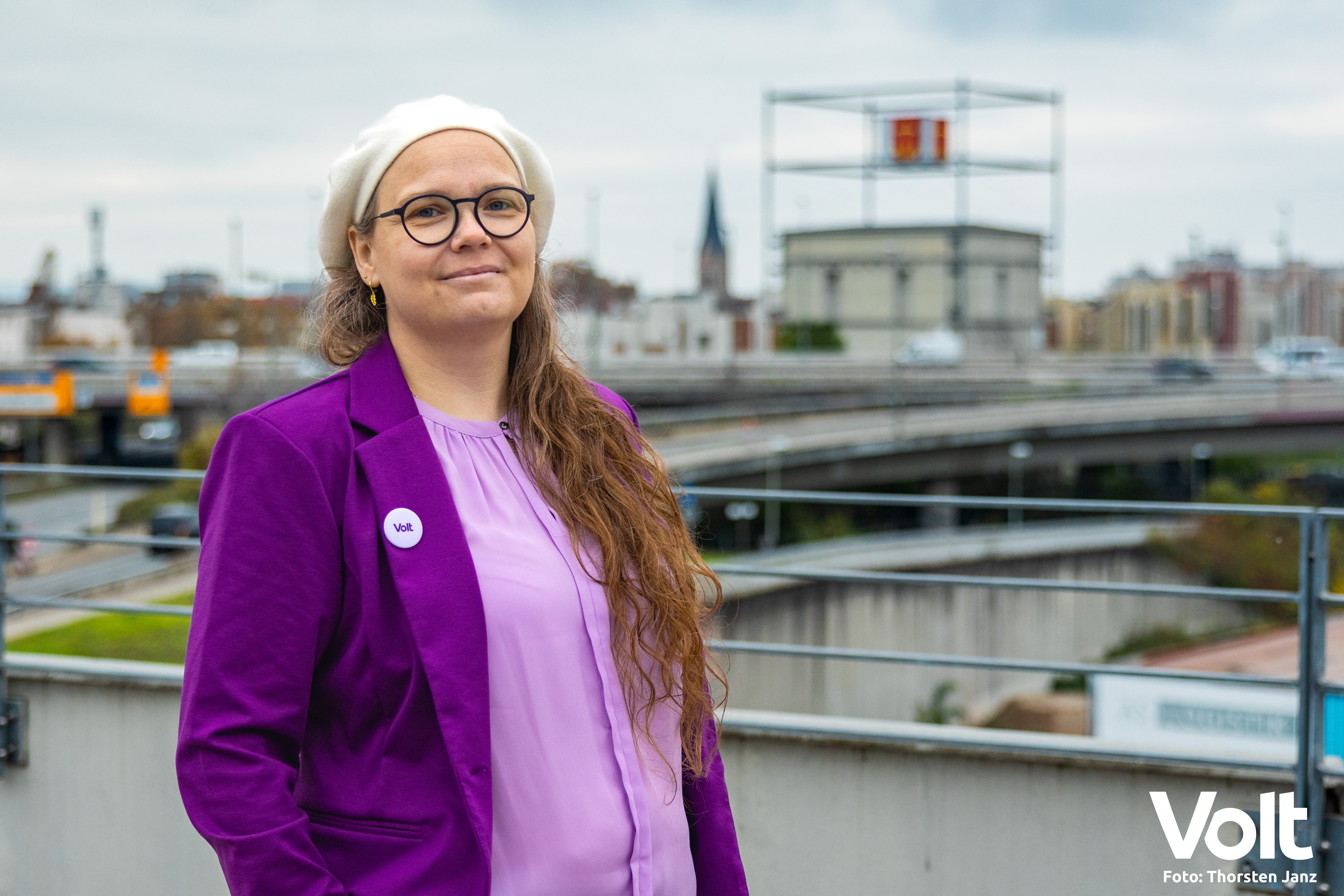 Portrait von Michaela vor dem Würfelbunker mit freundlichem Blick.