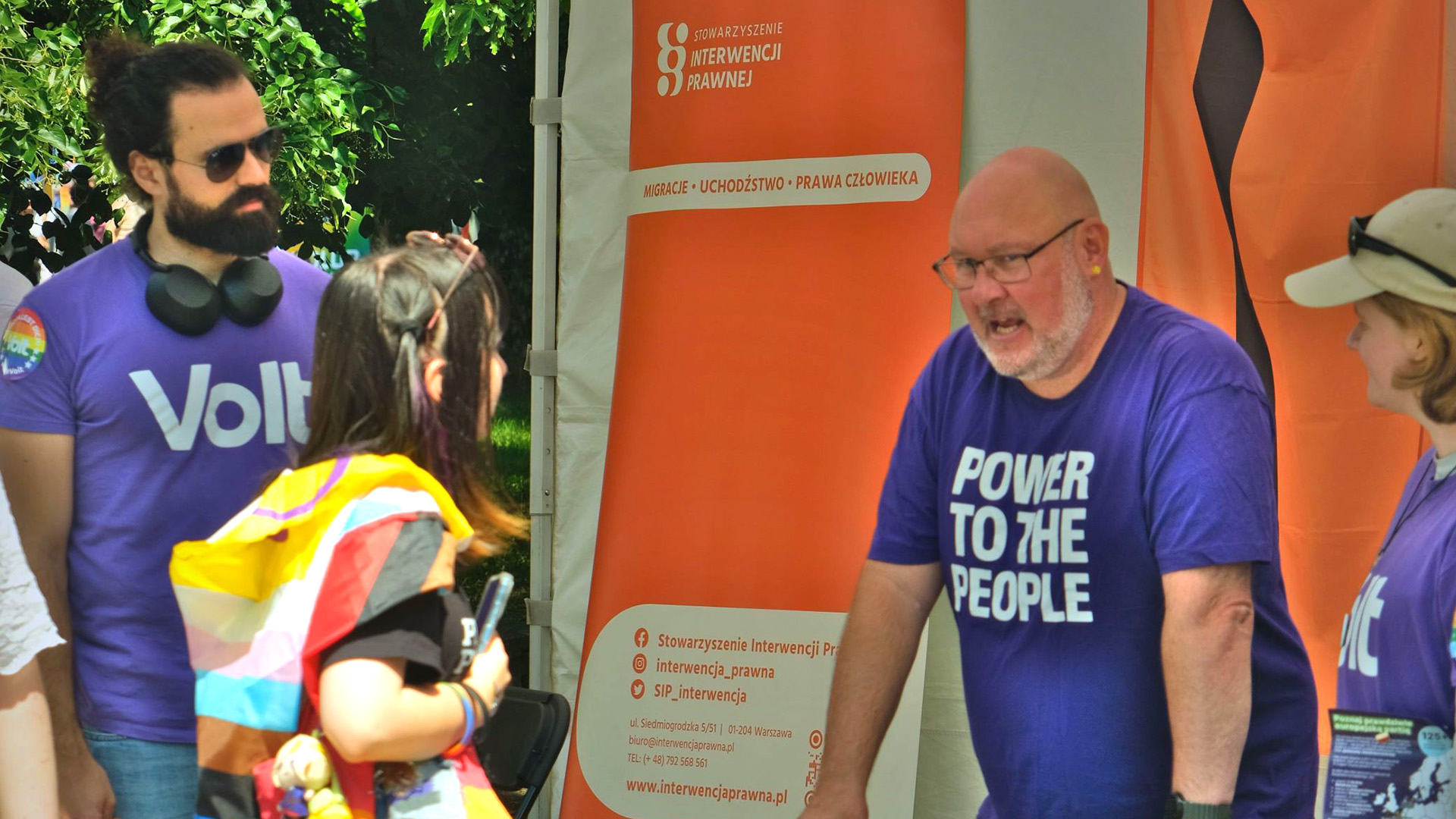 Adam Mack am Infostand von Volt in Warschau.
