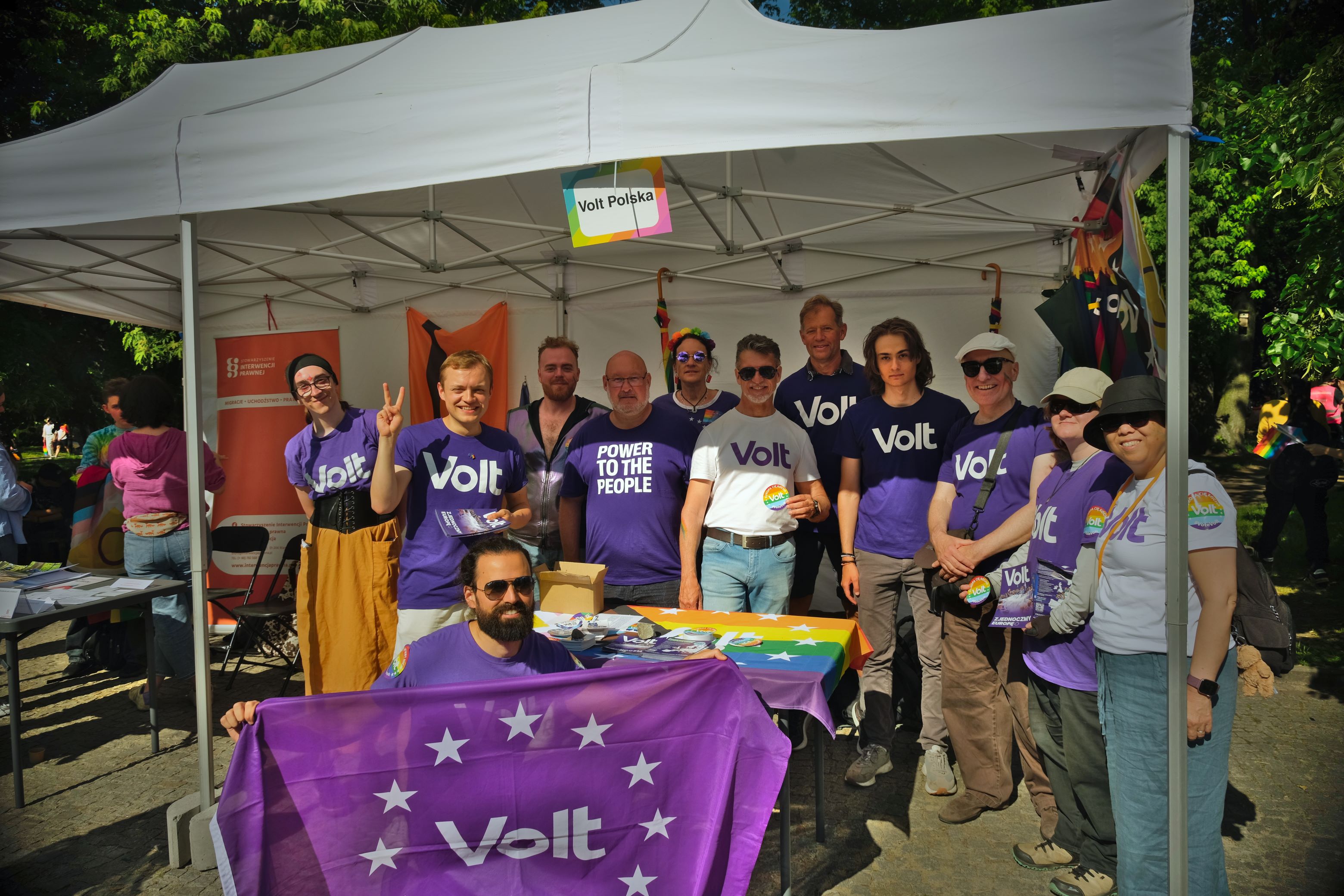 Mitglieder von Volt München und Volt Polen am Infostand in Warschau.