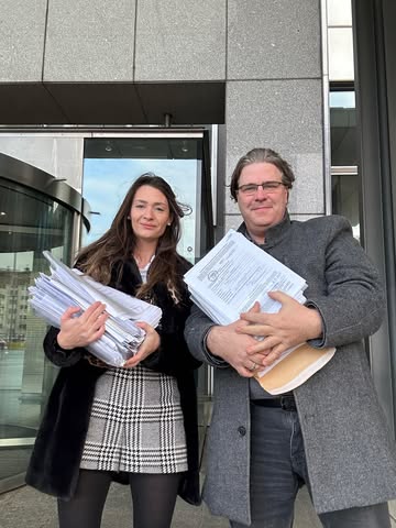 Frances und Markus vor dem Innenministerium zum Unterschriften abgeben